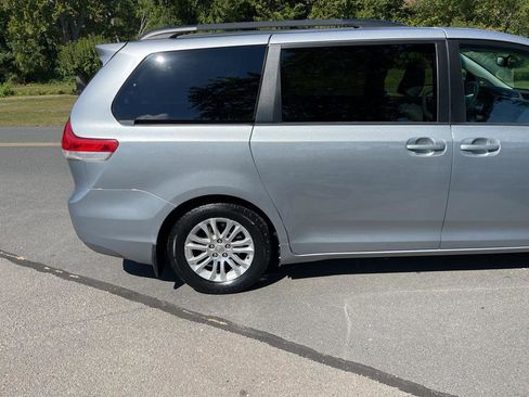 Used 2012 Toyota Sienna XLE image 31