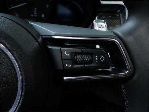 Used 2025 Porsche Macan image 24