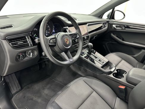 Certified 2024 Porsche Macan image 4