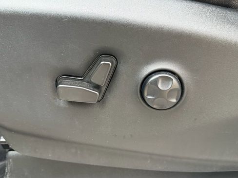 Certified 2022 Chrysler Voyager LX image 22