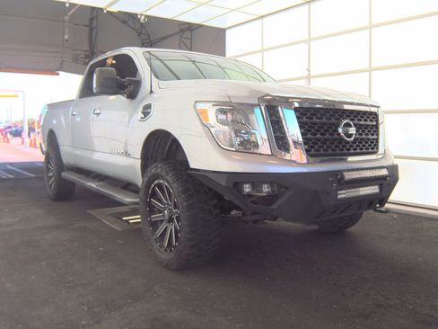 Used 2017 Nissan Titan SV AWD/4WD image 6