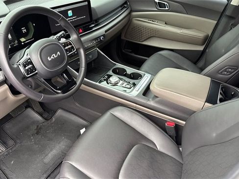 Certified 2025 Kia Carnival EX image 12