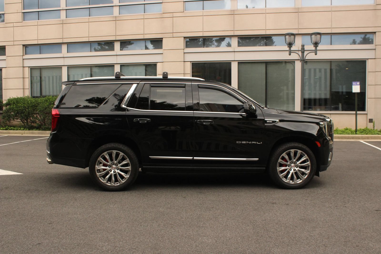 Used 2022 GMC Yukon Denali AWD/4WD image 6