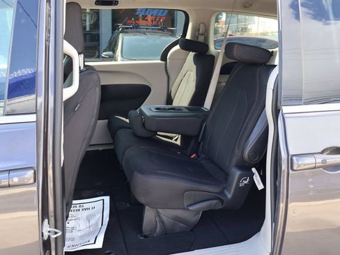 Used 2017 Chrysler Pacifica Touring w/ Tire & Wheel Group FWD image 24