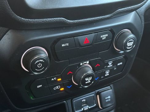 Used 2018 Jeep Renegade Latitude w/ Safety & Security Group FWD image 20