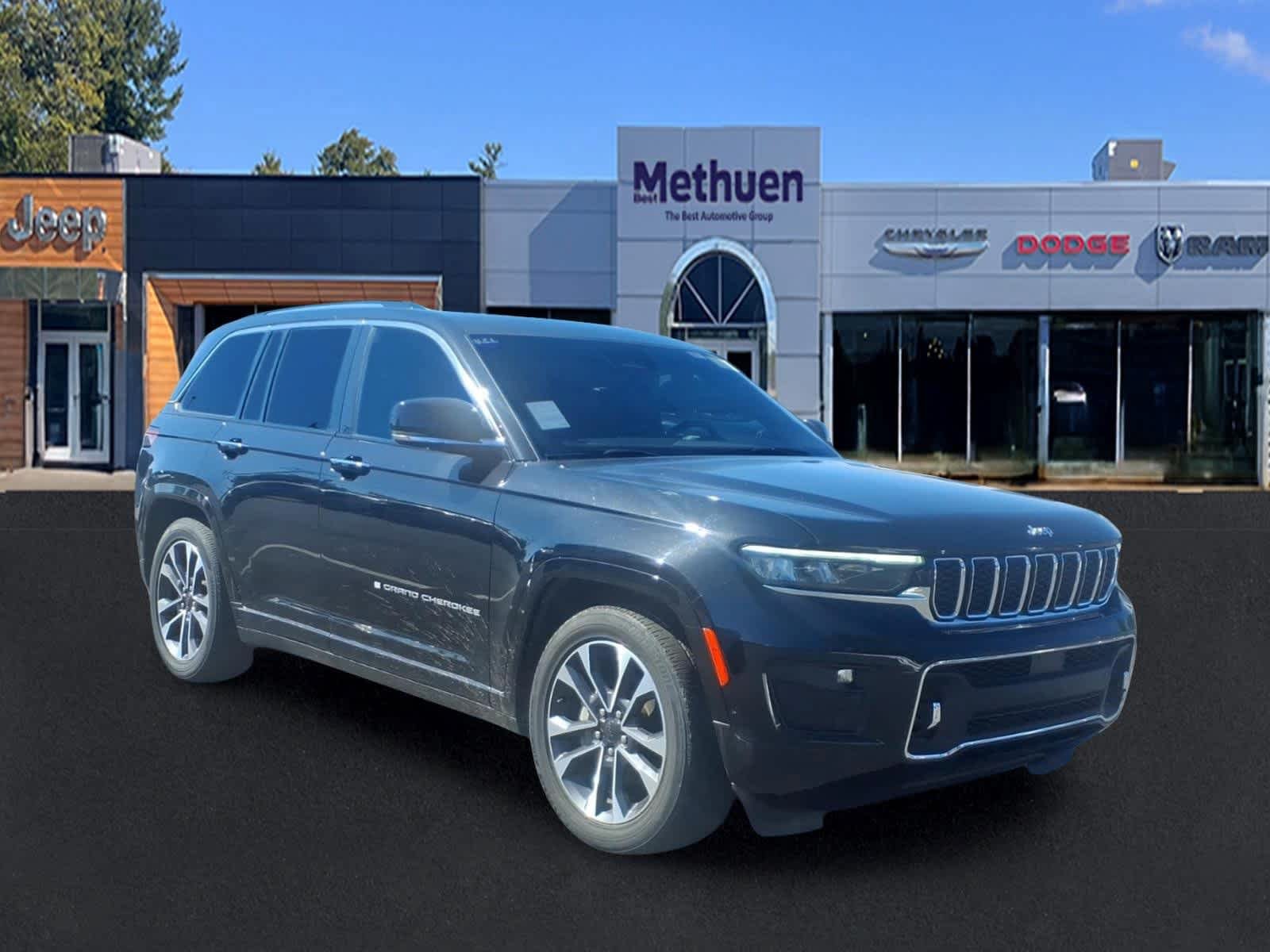 Used 2023 Jeep Grand Cherokee Overland w/ Luxury Tech Group IV AWD/4WD image 1