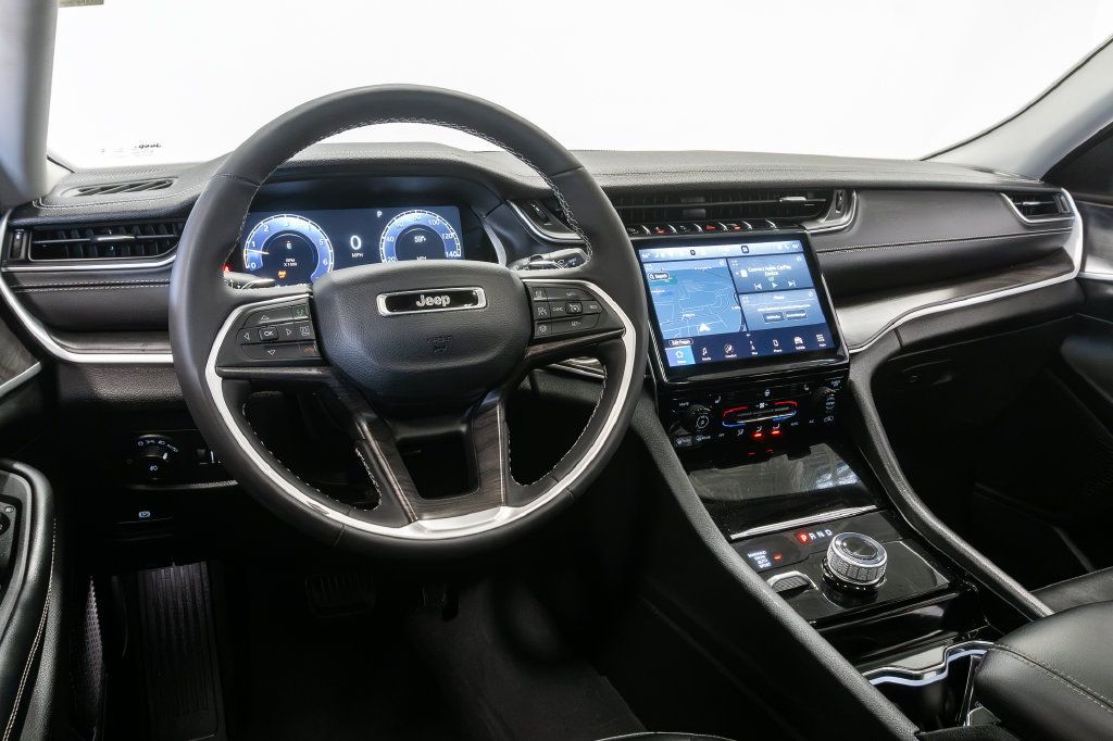 Used 2023 Jeep Grand Cherokee Limited AWD/4WD image 7