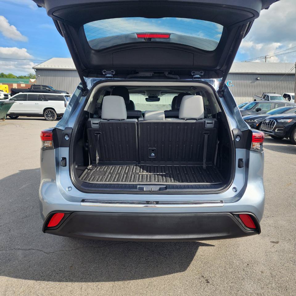 Used 2024 Toyota Highlander XLE FWD image 22