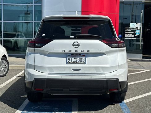 Certified 2025 Nissan Rogue SV image 4