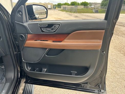 Used 2023 Lincoln Navigator Reserve image 11