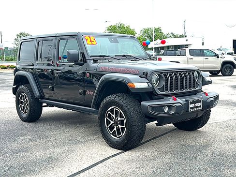 Used 2025 Jeep Wrangler Unlimited Rubicon w/ Convenience Group AWD/4WD image 10