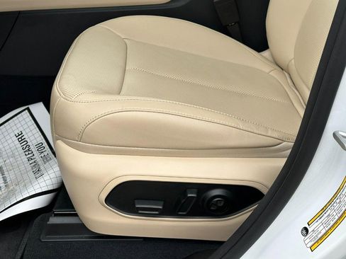 Used 2025 Jeep Grand Cherokee Limited w/ Luxury Tech Group II image 19