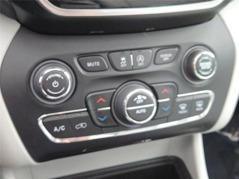 Used 2022 Jeep Cherokee Limited w/ Elite Package image 32