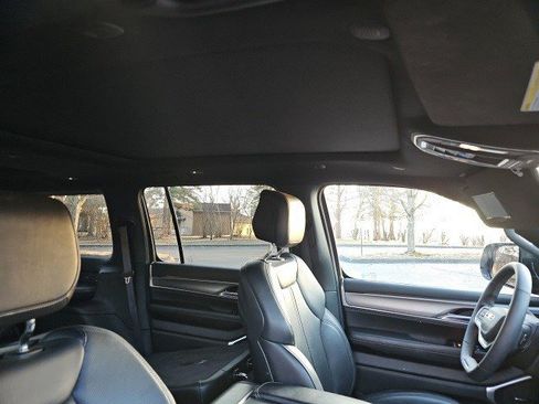 Used 2023 Jeep Wagoneer Series II image 13