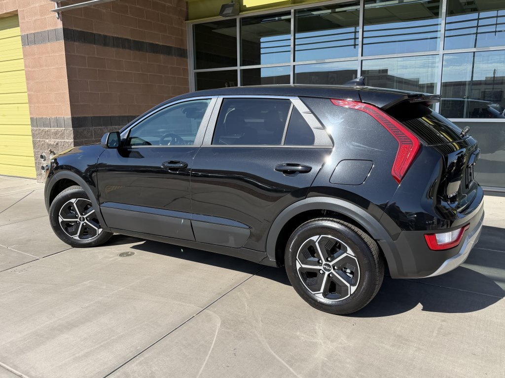 Used 2025 Kia Niro LX FWD image 5