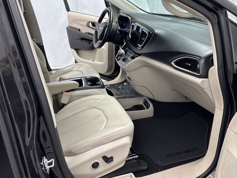 Used 2017 Chrysler Pacifica Touring-L Plus w/ Tire & Wheel Group image 27