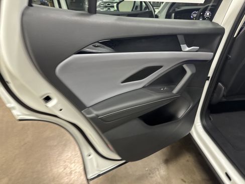 New 2025 Volkswagen Tiguan SE image 32