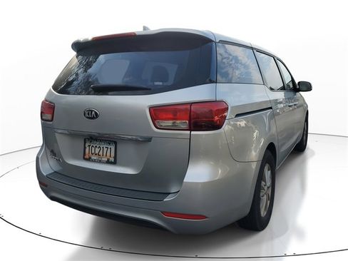 Used 2017 Kia Sedona L image 5