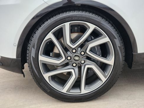 Certified 2025 Land Rover Discovery Dynamic SE image 11