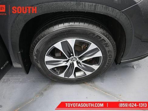 Used 2023 Toyota Highlander XLE AWD/4WD image 40