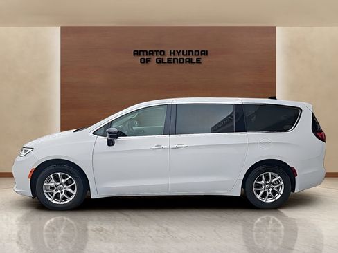 Used 2024 Chrysler Pacifica Touring-L FWD image 2