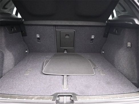 Used 2024 Volvo XC40 B5 Plus image 30