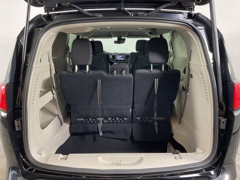 Used 2023 Chrysler Voyager LX image 16