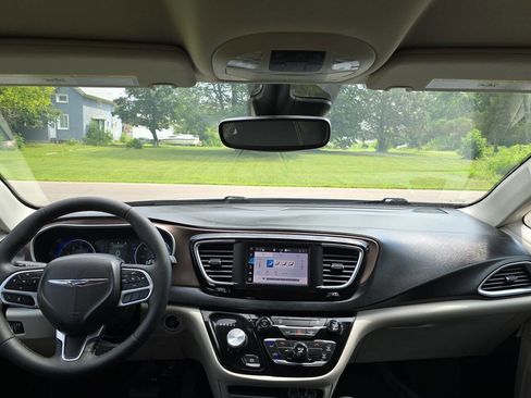 Used 2024 Chrysler Voyager LX image 21