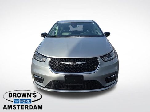Used 2024 Chrysler Pacifica Touring-L FWD image 3