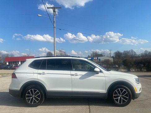 Used 2021 Volkswagen Tiguan SE w/ Panoramic Sunroof Package image 10