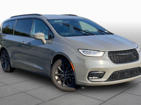 Used 2021 Chrysler Pacifica Touring-L w/ Uconnect Theater Family Group FWD image 3