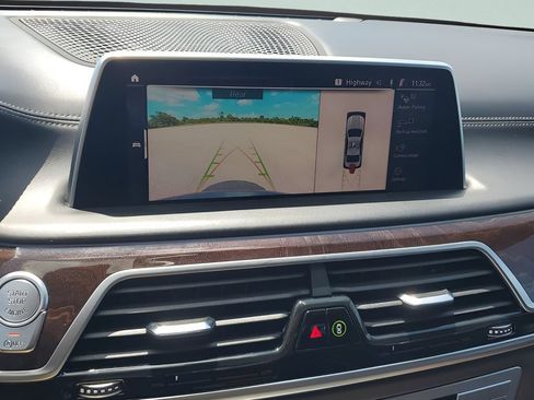 Used 2021 BMW 750i xDrive w/ Luxury Rear Seating Package AWD/4WD image 19