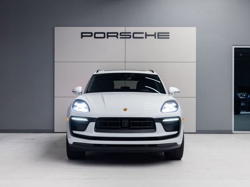 Certified 2023 Porsche Macan AWD/4WD image 10