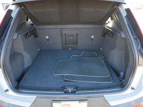 Used 2024 Volvo XC40 B5 Core image 18