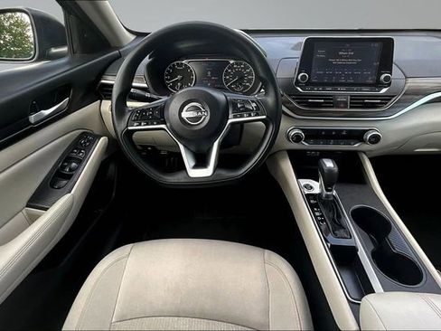 Used 2025 Nissan Altima 2.5 SV FWD image 8