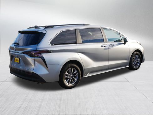 Used 2024 Toyota Sienna XLE image 7