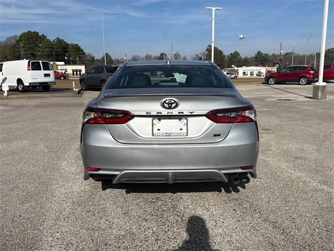 Used 2021 Toyota Camry SE w/ Carpet Mat Package (TMS) image 4