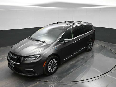 Used 2021 Chrysler Pacifica Limited w/ Uconnect Theater Family Group image 24