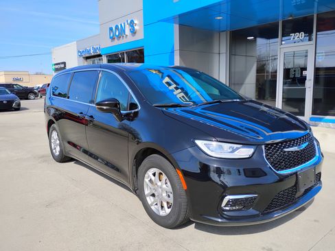 Used 2025 Chrysler Pacifica Select FWD image 3