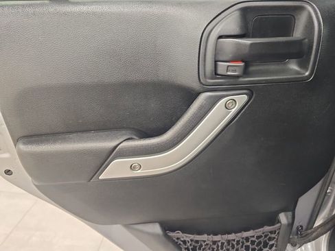 Used 2018 Jeep Wrangler Unlimited Sahara w/ Connectivity Group AWD/4WD image 18