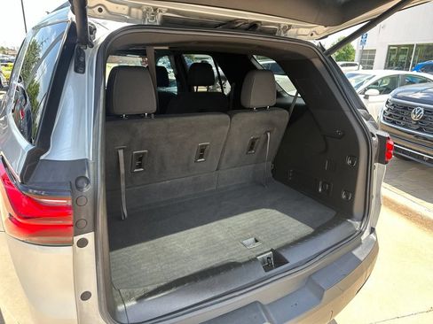 Used 2022 Chevrolet Traverse LT FWD image 20