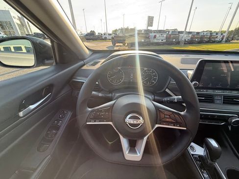 Used 2025 Nissan Altima 2.5 SV image 14