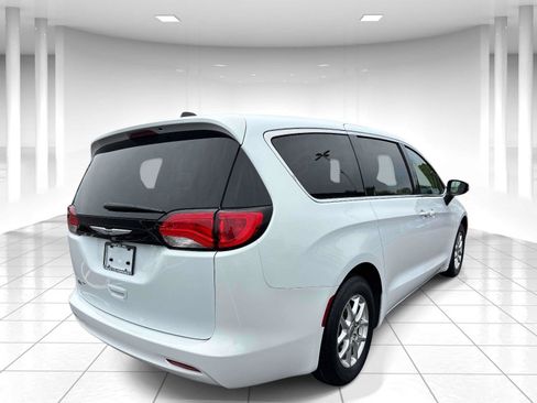 Used 2023 Chrysler Voyager LX FWD image 3