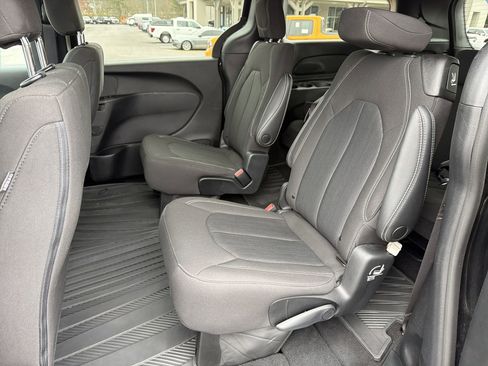 Used 2023 Chrysler Pacifica Touring image 22