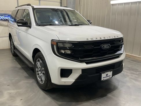 Used 2025 Ford Expedition Active AWD/4WD image 2