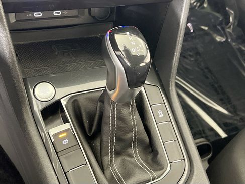 Used 2022 Volkswagen Tiguan SE image 16