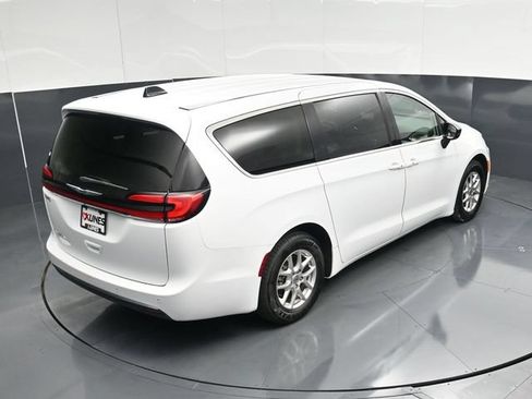 Certified 2024 Chrysler Pacifica Touring-L FWD image 50