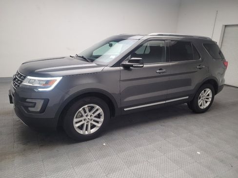 Used 2017 Ford Explorer XLT image 2