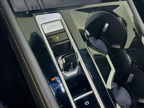 Used 2025 Volkswagen Atlas SE image 25