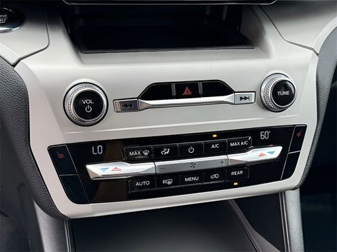 Used 2021 Ford Explorer XLT image 19